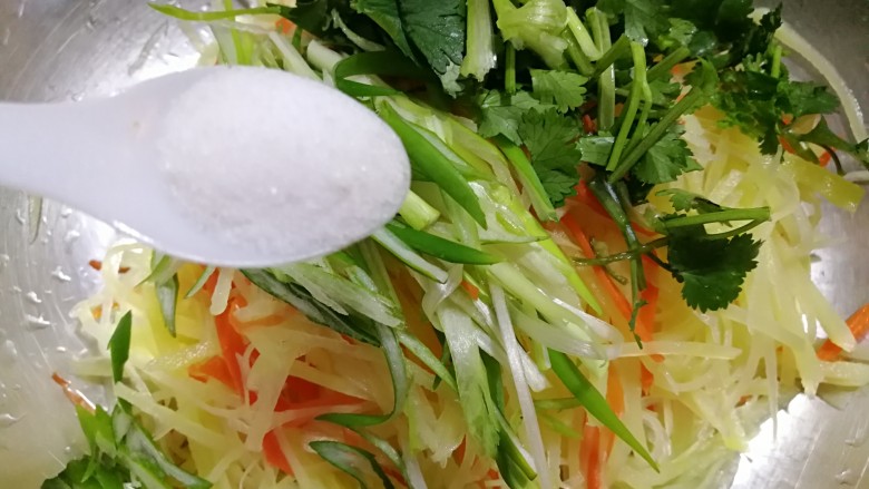 圆土豆+速拌炝土豆丝,放入半小勺盐,