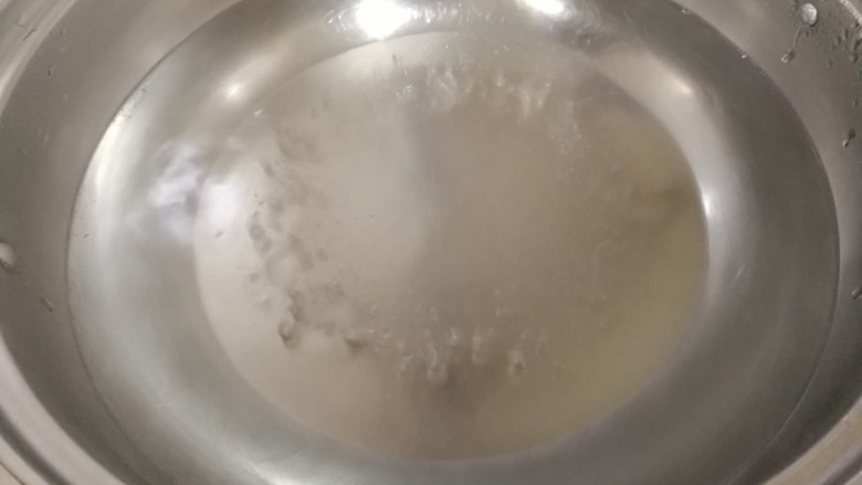 圆土豆+速拌炝土豆丝,锅里放清水烧开,