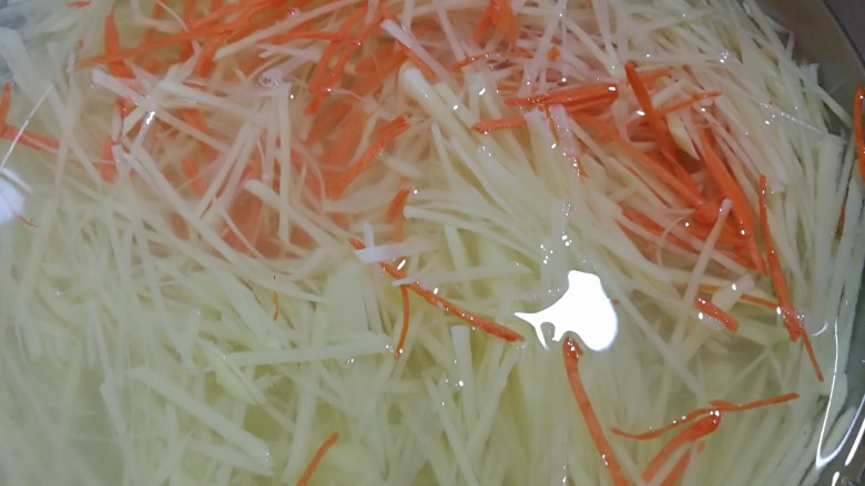 圆土豆+速拌炝土豆丝,切好的土豆丝和胡萝卜丝放在清水中,洗两遍,(洗掉土豆的淀粉)