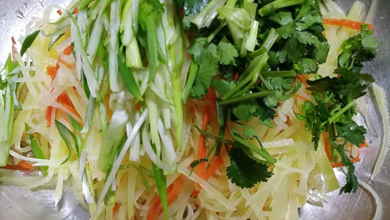 圆土豆+速拌炝土豆丝,将土豆丝胡萝卜丝淋干水,放到深盆里,放入切好的香葱丝,香菜。