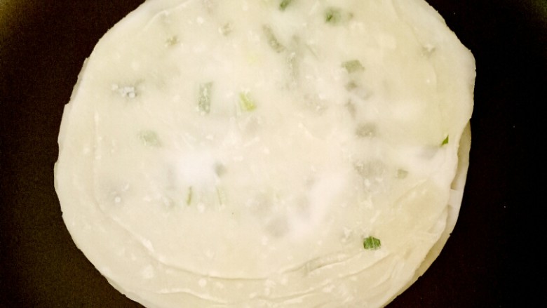 香脆饺子皮葱油饼,煎十秒钟左右就开始变得透明了,然后翻面煎