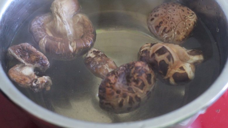 蚝油花菇 比肉都香,花菇提前泡好,冷水泡两个小时,热水泡半个小时。