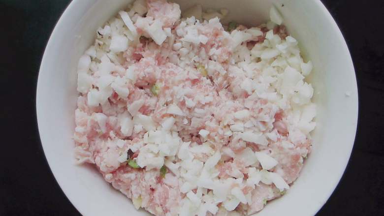 马蹄肉饼,加入马蹄丁,用筷子搅拌均匀
