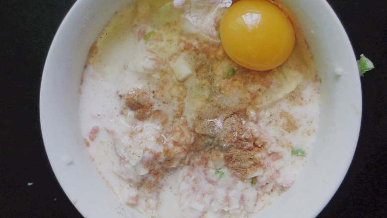 马蹄肉饼,加入一个<a style='color:red;display:inline-block;' href='/shicai/ 9'>鸡蛋</a>,缴入少许淀粉