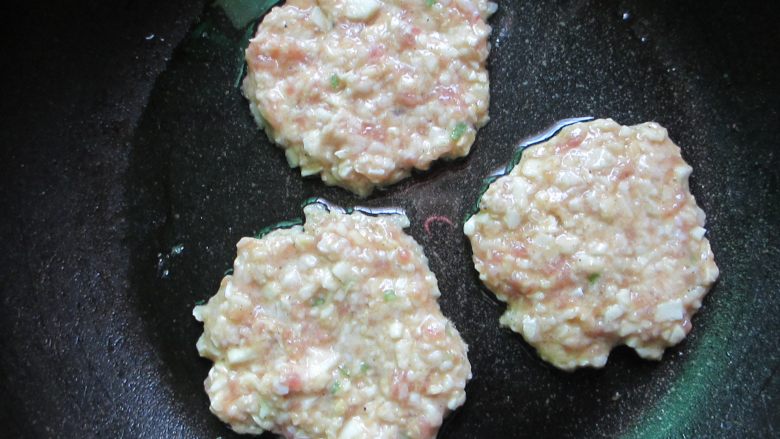 马蹄肉饼,锅烧油温,将肉饼下锅小火