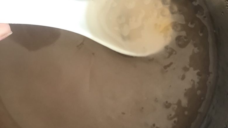 杨枝甘露,水烧开
放入西米
煮20分钟
再闷5分钟
打开应该是西米变成透明色
表示煮熟了