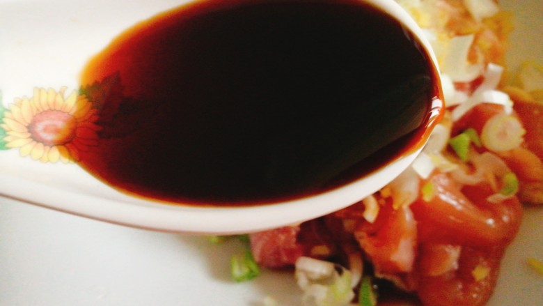健康蒸菜~南瓜香菇蒸滑鸡,加入少许盐 加入<a style='color:red;display:inline-block;' href='/shicai/ 788'>生抽</a>
