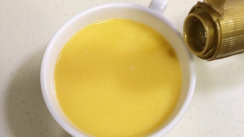磷虾蒸蛋羹,加入2~3滴食用油,搅拌均匀。
