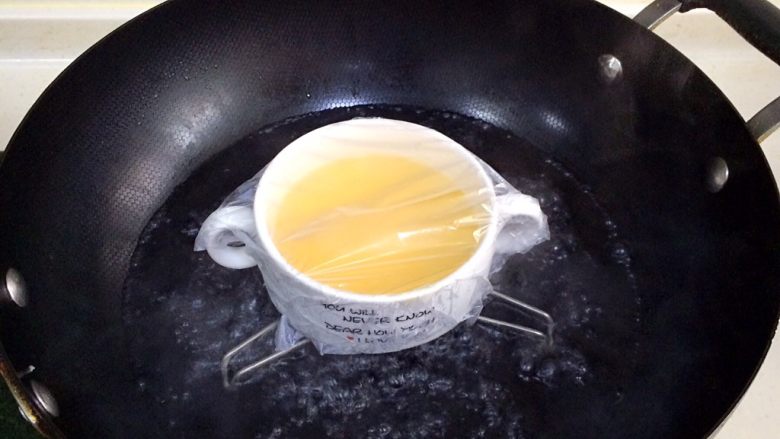 磷虾蒸蛋羹,盖上保鲜膜,待锅内水烧开,把磷虾鸡蛋液放入锅内,盖好锅盖蒸15分钟即可。