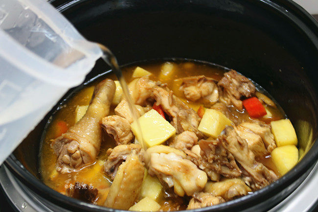 香辣土豆烧鸡,倒入适量清水,拌匀食材