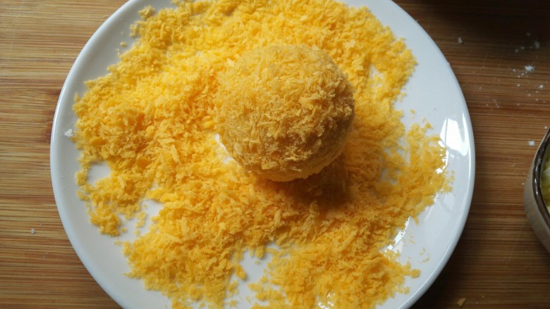 圆土豆+爆浆拉丝土豆球,晃动盘子,让面包糠均匀裹在土豆球上面。