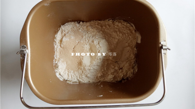巧克力小面包,将原料里所有材料都放入面包机内胆,盐和酵母分别放在面包机内胆两端;