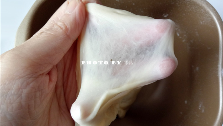 巧克力小面包,启动“和面”程序;程序结束后,检查面团出膜情况;面团能拉出大片薄膜即可;