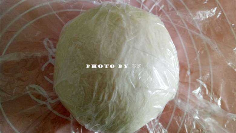 巧克力小面包,揉好的面团,放在揉面垫上,覆盖上保鲜膜,静置5分钟左右;