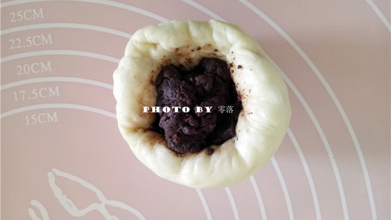 巧克力小面包,将一份面团擀开,包上巧克力馅,像包汤圆般收口;