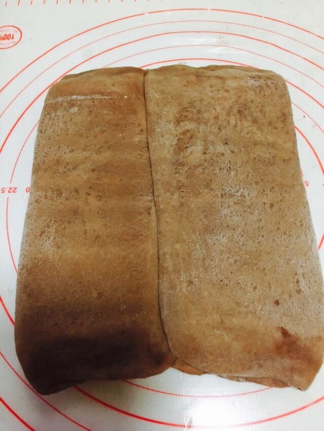 网红脏脏包(开酥版),用擀面棍轻压面片,力度要一致。不可太用力,不要压断黄油。这样轻压后,会让你在擀开的过程中,轻松些。