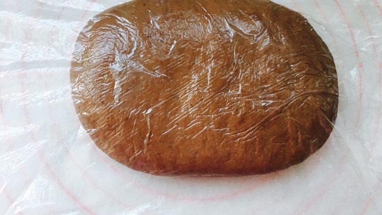 网红脏脏包(开酥版),揉好的主面团,摊平,包裹保鲜膜。冷藏40分钟。亦可冷冻20分钟。