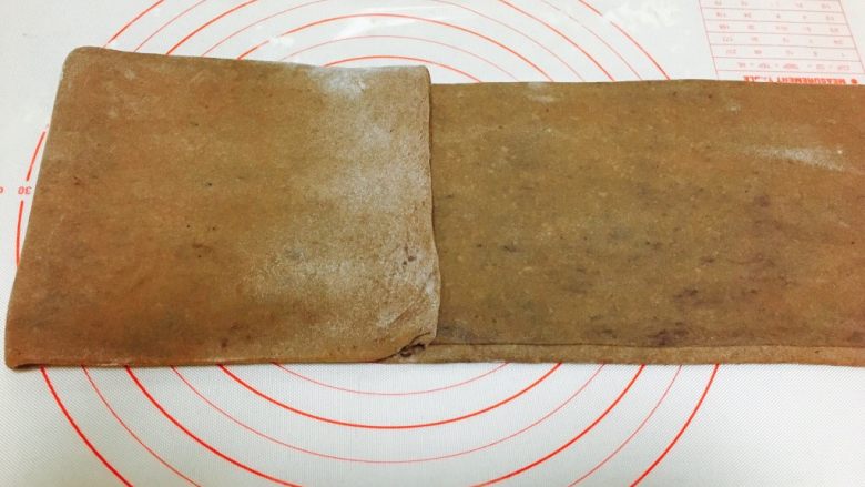 网红脏脏包(开酥版),冰箱取出再次擀开。左起三分之一。向右折。右起三分之一,向左折。覆盖住之前折过来的三分之一。跟叠被子一样3折。完成本次折叠。放入冰箱冷藏20分钟。