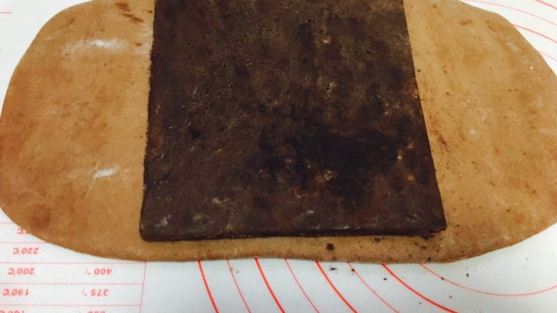 网红脏脏包(开酥版),取出冷藏的主面团,擀成长方形,大小可以包裹住黄油片即可。主面团与黄油片的软性程度控制在用手可以弯曲即可。