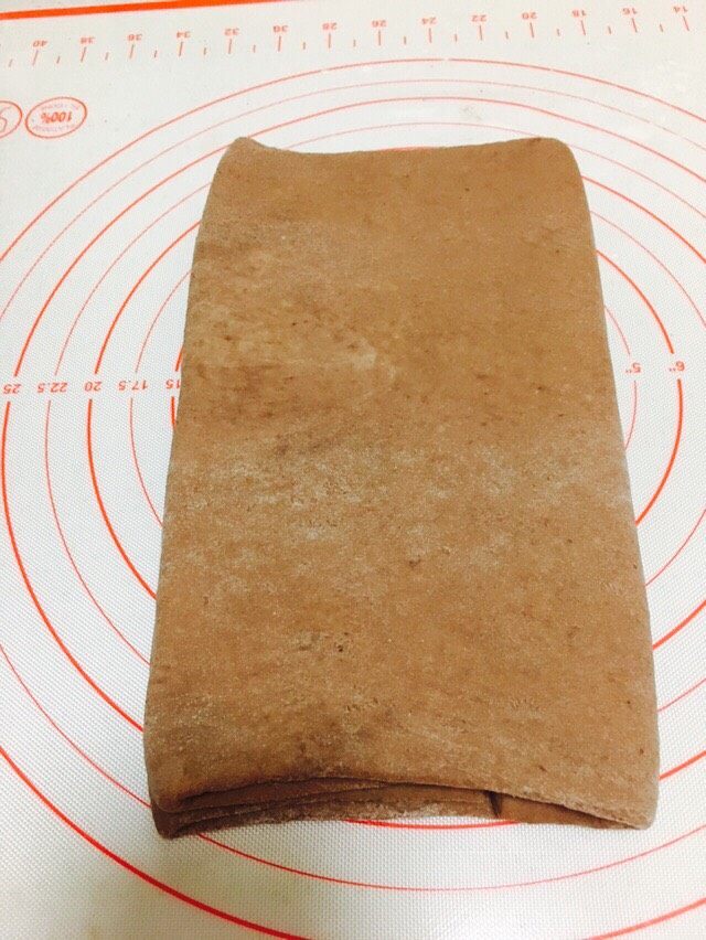 网红脏脏包(开酥版),再延着中心位置,对折,完成第一次四折。放入冰箱冷藏20分钟。