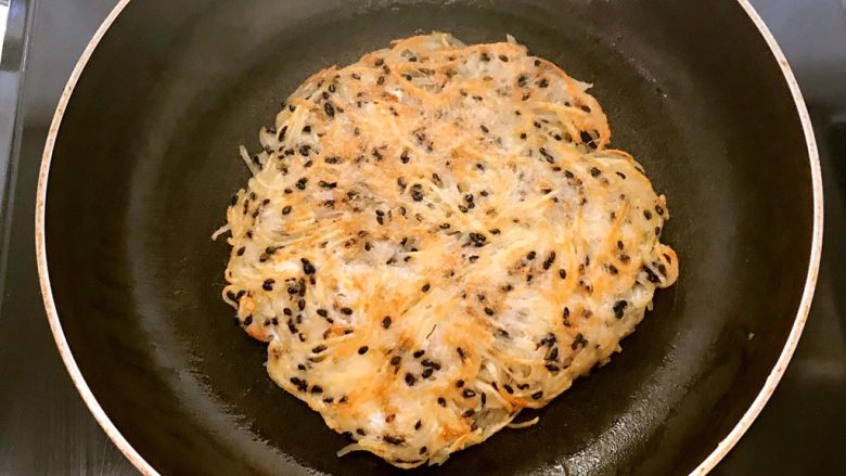 圆土豆+土豆丝抱蛋饼,煎至两面金黄就熟了