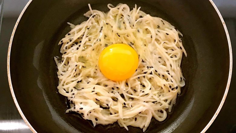 圆土豆+土豆丝抱蛋饼,打入一个鸡蛋,底面定型后翻面
