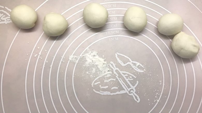 嫩牛肉卷饼,搓成长条,切成大小均匀的六个小面团