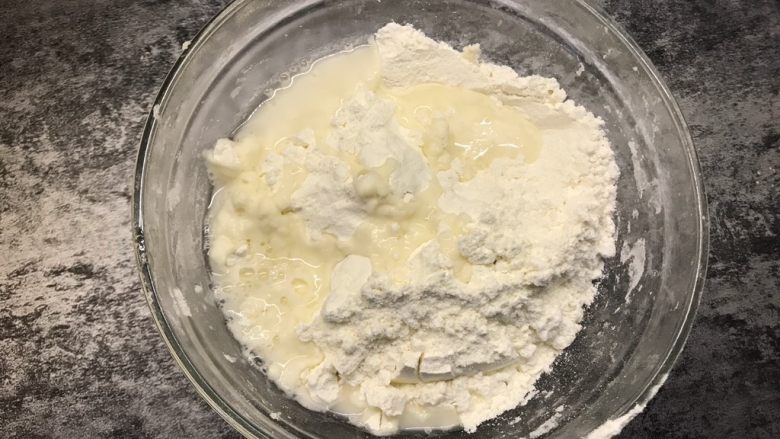 嫩牛肉卷饼,将盐加入面粉中,慢慢倒入开水