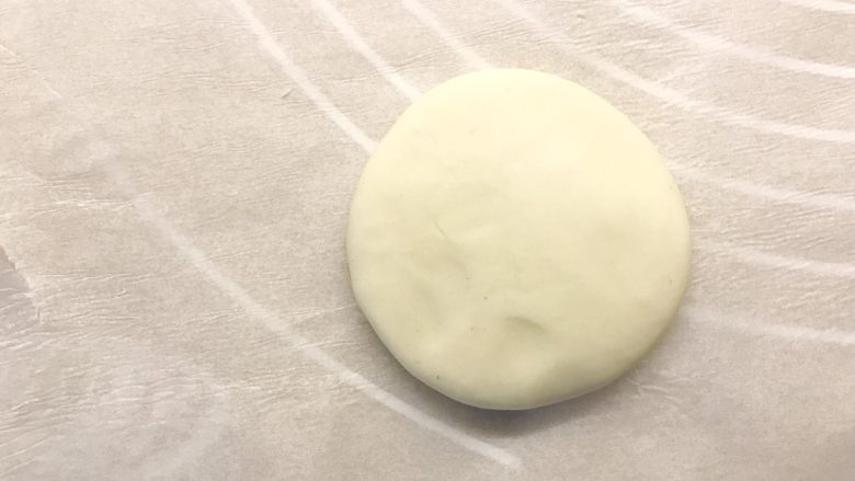 嫩牛肉卷饼,铺上一张吸油纸,取两个面团压扁