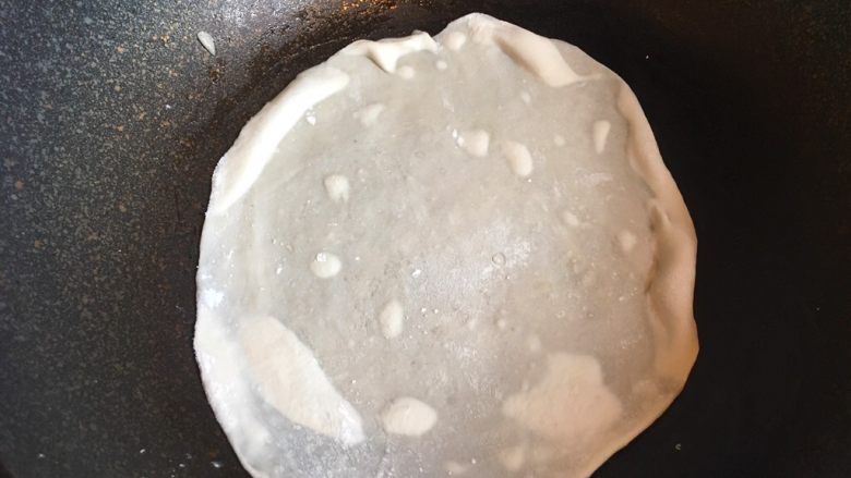 嫩牛肉卷饼,平底锅抹上少许油,放入面皮,小火煎