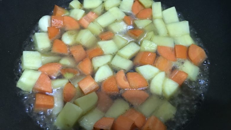 圆土豆+陈醋土豆胡萝卜木耳,翻炒一下后,倒入水,漫过土豆和胡萝卜,盖上锅盖,小火煮。