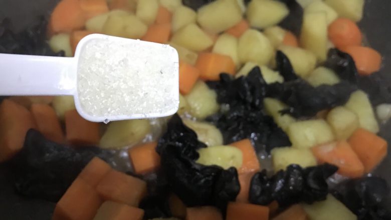 圆土豆+陈醋土豆胡萝卜木耳,最后加糖,翻炒均匀。