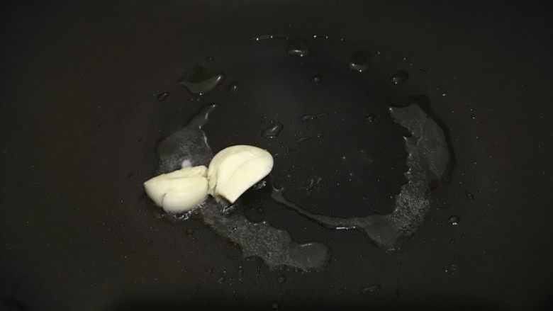圆土豆+陈醋土豆胡萝卜木耳,热油后,放蒜头,炒香。