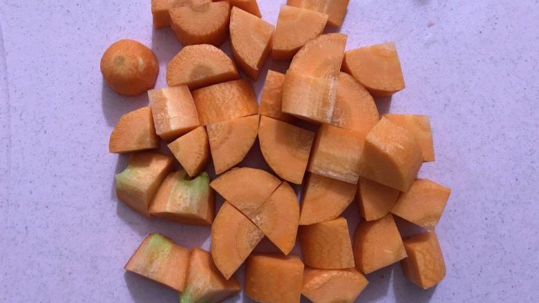圆土豆+陈醋土豆胡萝卜木耳,把胡萝卜切成块状,备用。