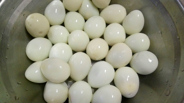 红烧肉鹌鹑蛋,<a style='color:red;display:inline-block;' href='/shicai/ 12'>鹌鹑蛋</a>煮熟,剥好蛋壳备用