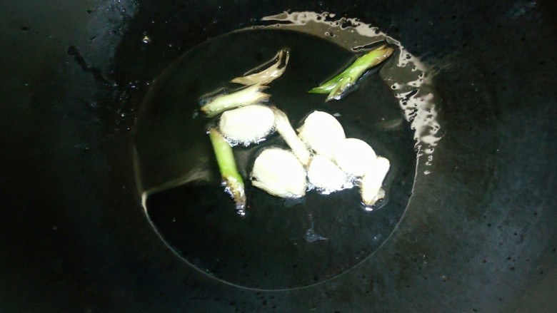 红烧肉鹌鹑蛋,锅内放油,葱蒜爆香