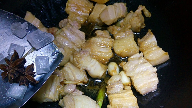 红烧肉鹌鹑蛋,加入冰糖,八角