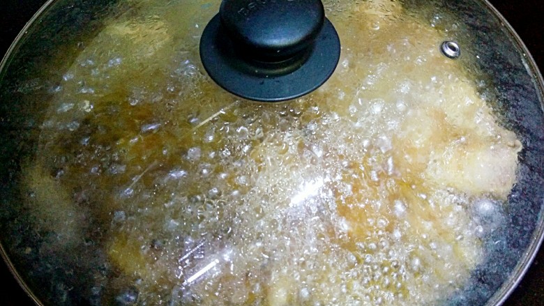 红烧肉鹌鹑蛋, 盖上锅盖,大火烧开,中火炖