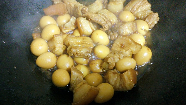 红烧肉鹌鹑蛋,中途打开盖翻炒一下,入味更均匀