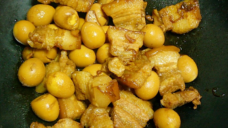 红烧肉鹌鹑蛋,炖到收汁,即可出锅