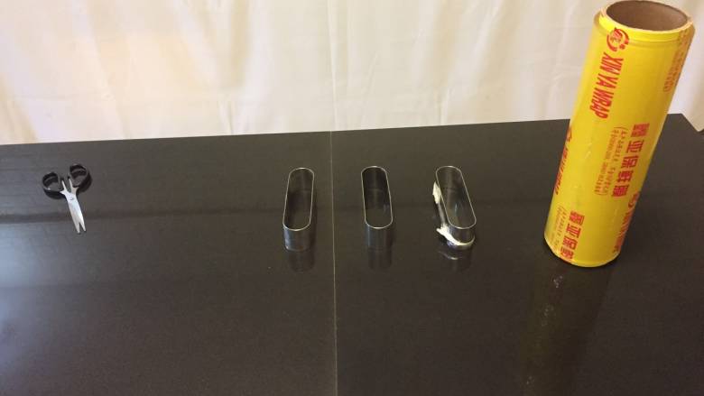 酸奶草莓慕斯蛋糕,我这里用的手指泡芙模具,可自行购买,模具用保鲜膜封好