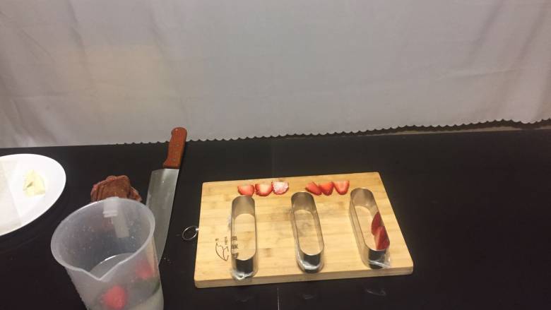 酸奶草莓慕斯蛋糕,草莓切片,大小一致,高度一致,【这样出模的慕斯看着比较整齐。】,切好的草莓贴放在模具边缘,我每一边放的是4片。【草莓片可以薄一点没有关系,也比较节约成本