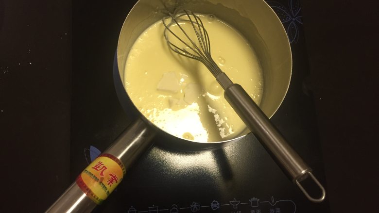 酸奶草莓慕斯蛋糕,在依次加入巧克力,和吉利片【注意控制温度,天气凉,温度低搅拌不融化可以回炉小火加热至融化