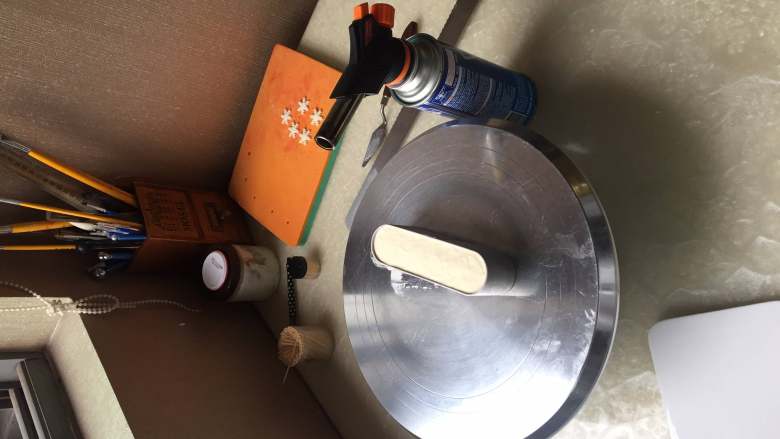 酸奶草莓慕斯蛋糕,冷冻一晚,第二天用喷火器加热模具【注意控制温度,火别太大,慕斯体会化】