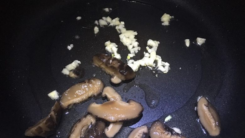 红腐乳烧土豆,锅中倒入油,放入香菇,蒜末爆香