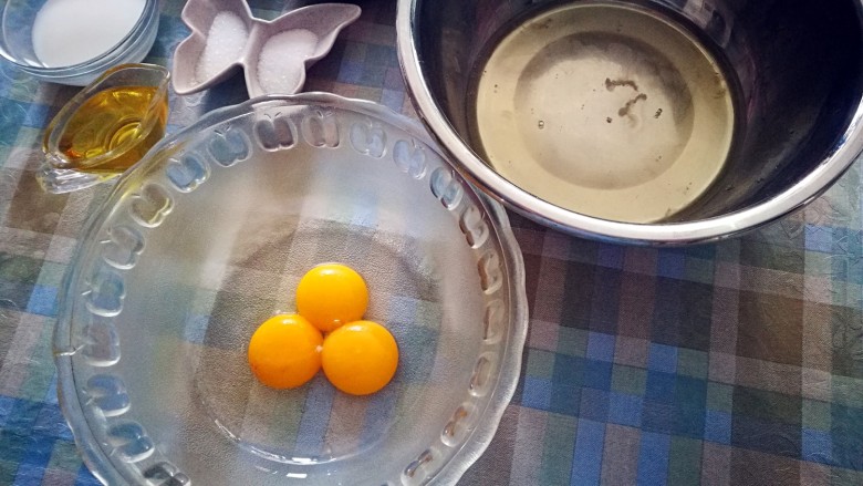 午后悠闲甜品~戚风蛋糕,蛋黄和蛋清分开放在两个盆子里