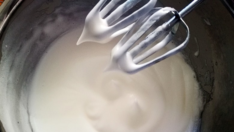 午后悠闲甜品~戚风蛋糕,直到产生纹路 打蛋器拿开时蛋清能拉出尖尖角