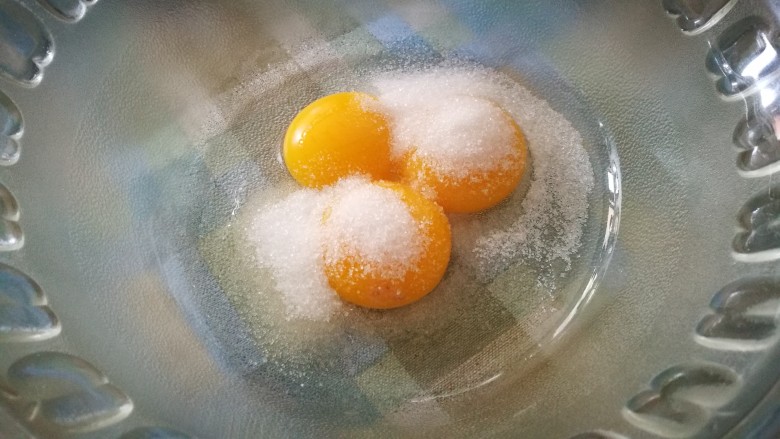 午后悠闲甜品~戚风蛋糕,蛋黄盆里加入白糖打散 直至白糖融化