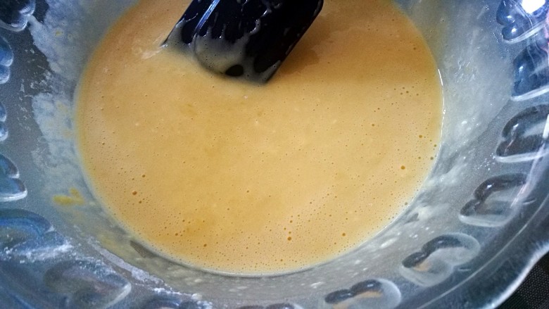 午后悠闲甜品~戚风蛋糕,加入盐 搅拌均匀 此刻烤箱可以150℃预热
