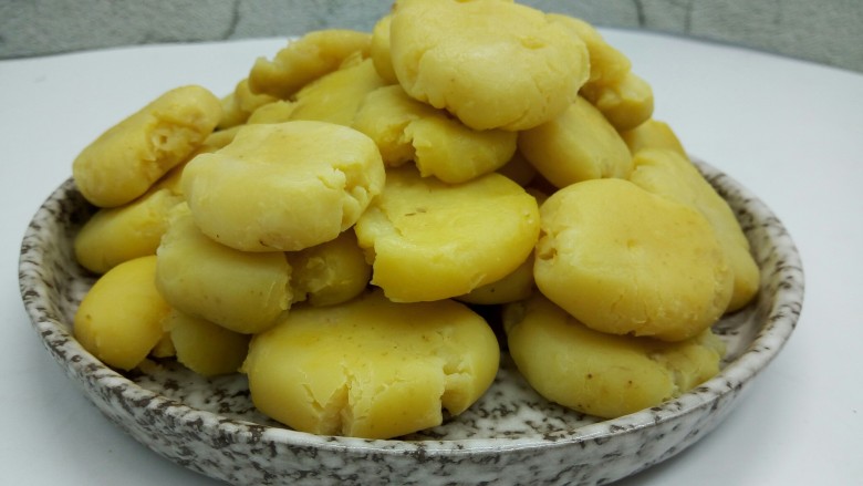 圆土豆+椒香土豆饼,用保鲜袋拍的土豆饼,形状好看,不散